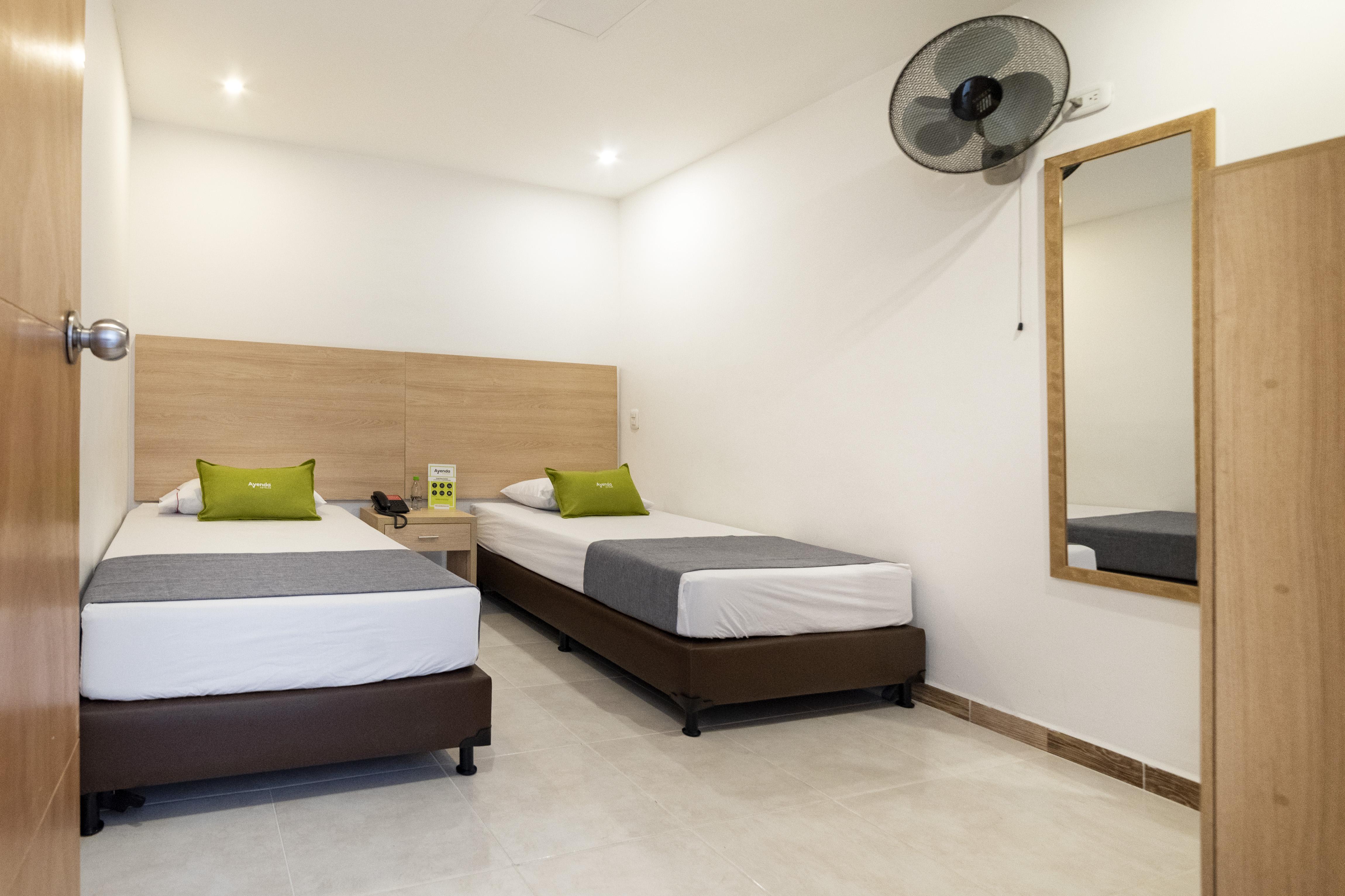 Ayenda 1238 Nuevo Colombia Hotel Меделин Екстериор снимка