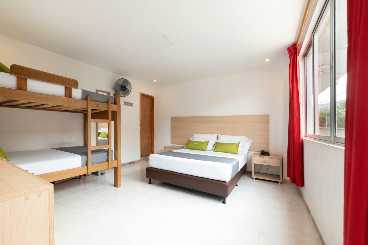 Ayenda 1238 Nuevo Colombia Hotel Меделин Екстериор снимка